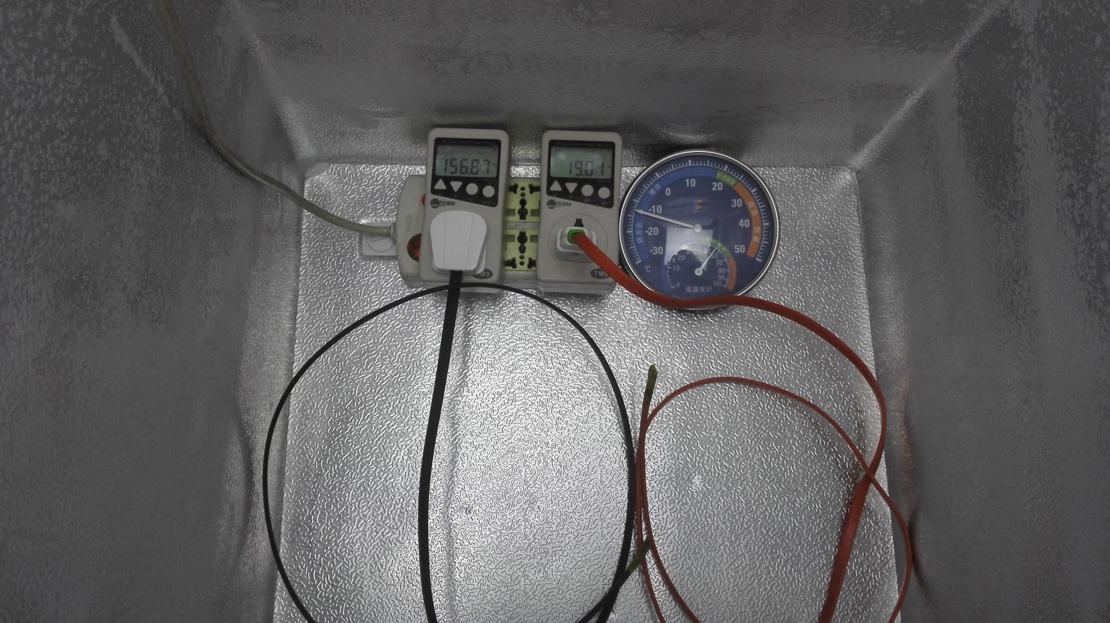 太陽(yáng)能專用電熱帶和傳統(tǒng)自限溫電伴熱帶實(shí)驗(yàn)對(duì)比圖