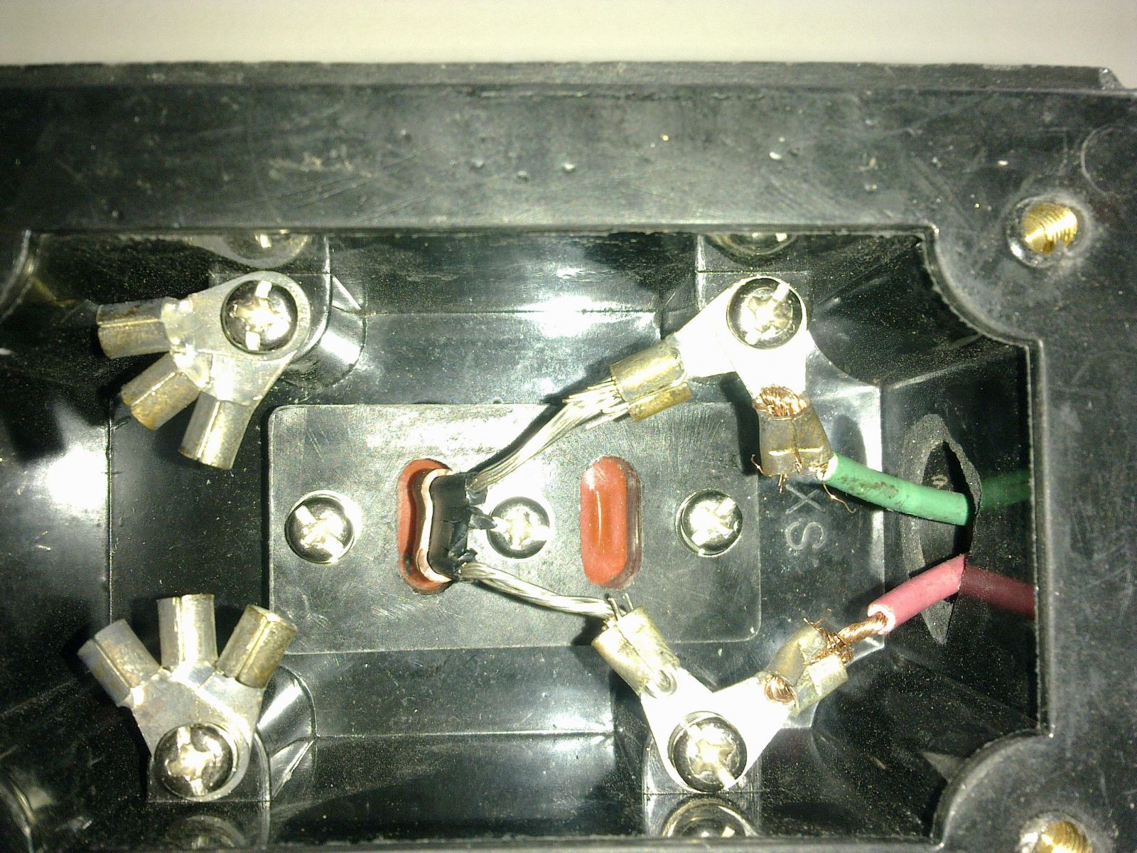 將剝離好的電伴熱帶由電源接線盒下口穿入接線盒累，并將電源線由電源線入口穿入接線盒，固定在接線端子上